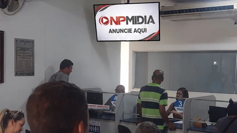 TV de anúncios da NPMIDIA no atendimento do SAAEB Ambiental, em Bebedouro