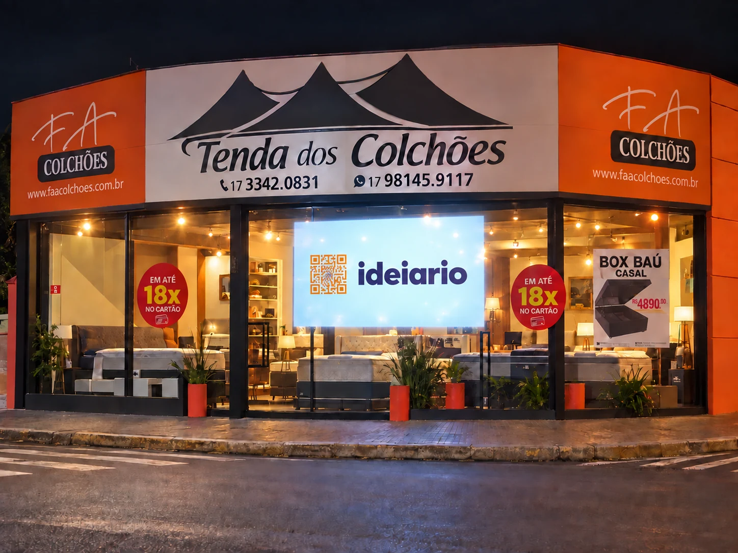 Projeção de anúncios na vitrine da Tenda dos Colchões, em Bebedouro
